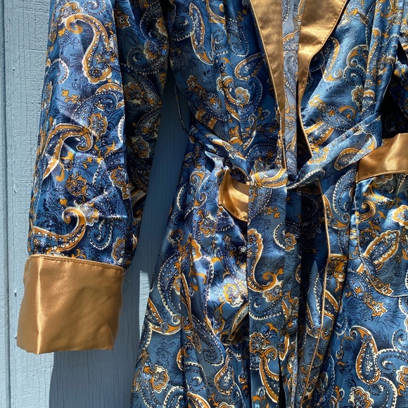 Silky satin paisley robe - Picture 4 of 5